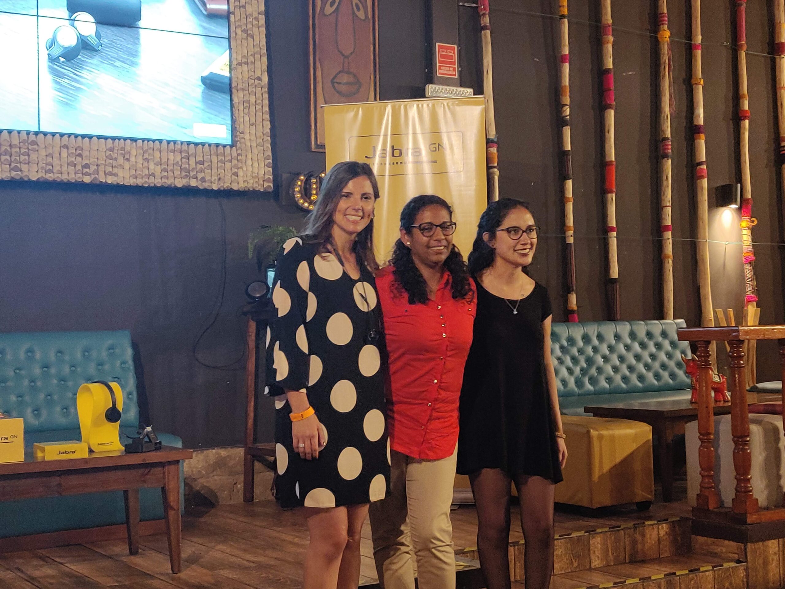 Participantes en un evento corporativo de Jabra durante una presentación y exposición de productos de audio profesional