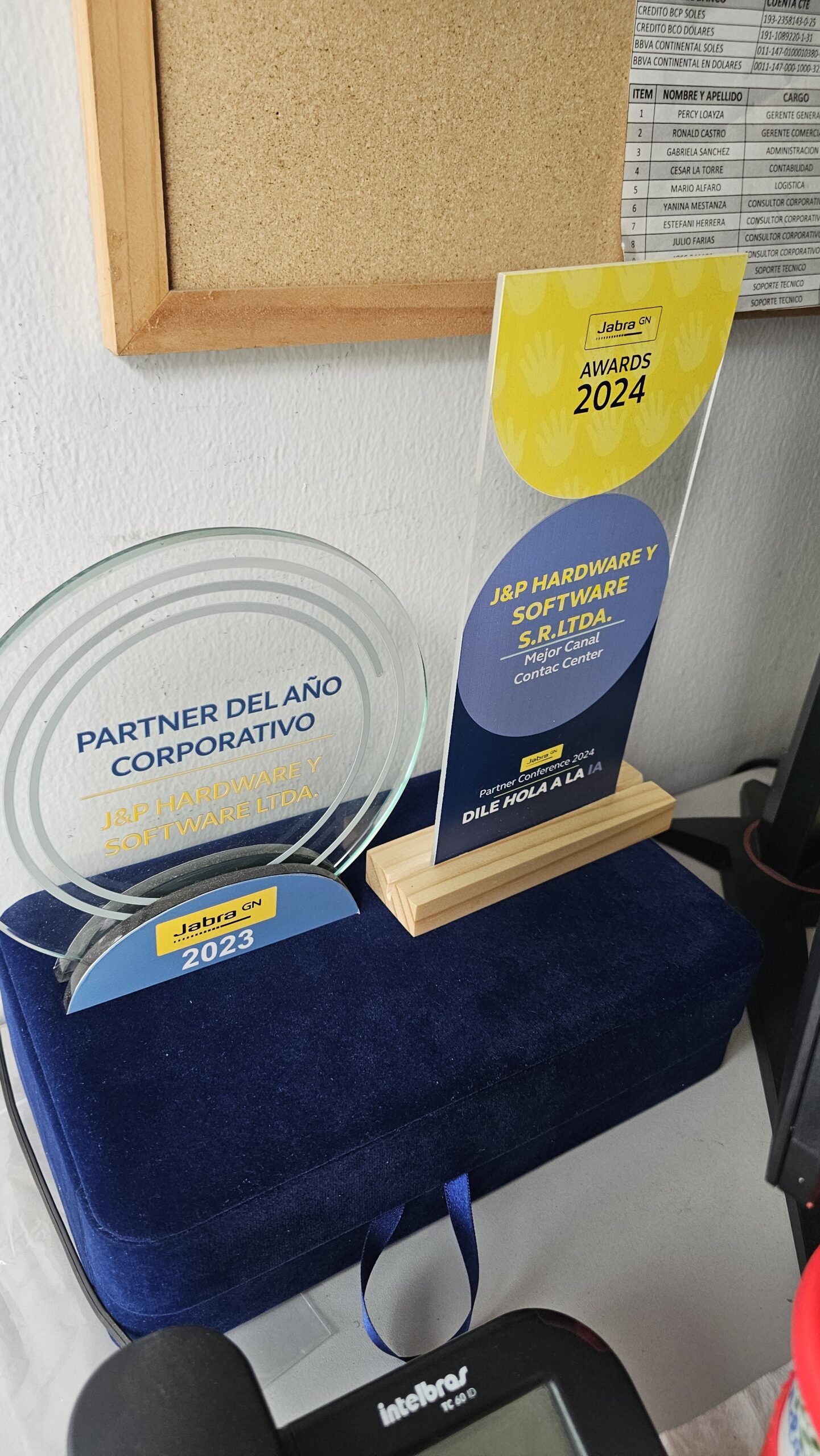 Premios Jabra 2023 y 2024 otorgados a J&P Hardware & Software S.R.Ltda como Partner del Año Corporativo y Mejor Contact Center.