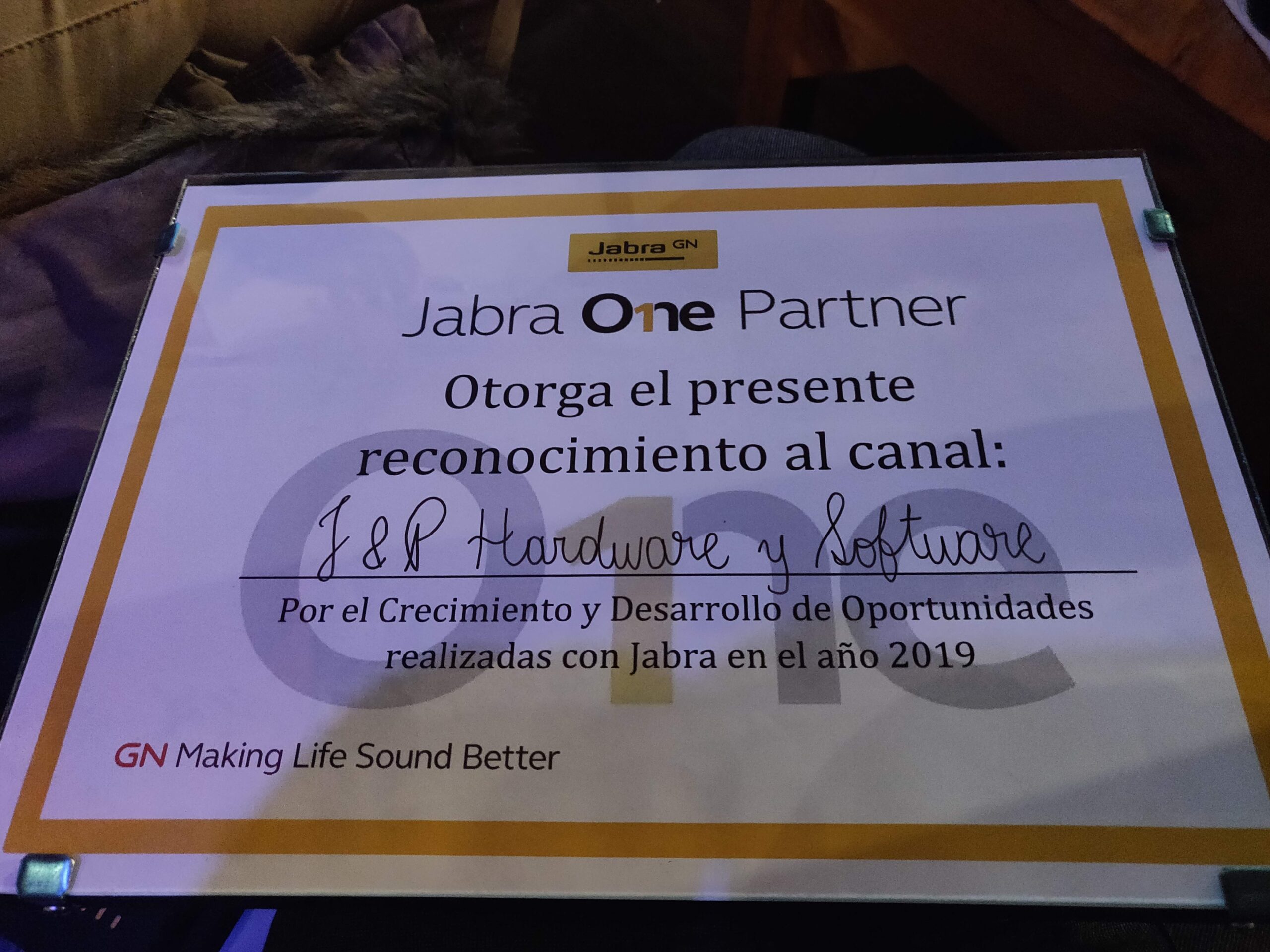 Reconocimiento Jabra One Partner 2019 otorgado a J&P Hardware & Software por crecimiento y desarrollo de oportunidades.