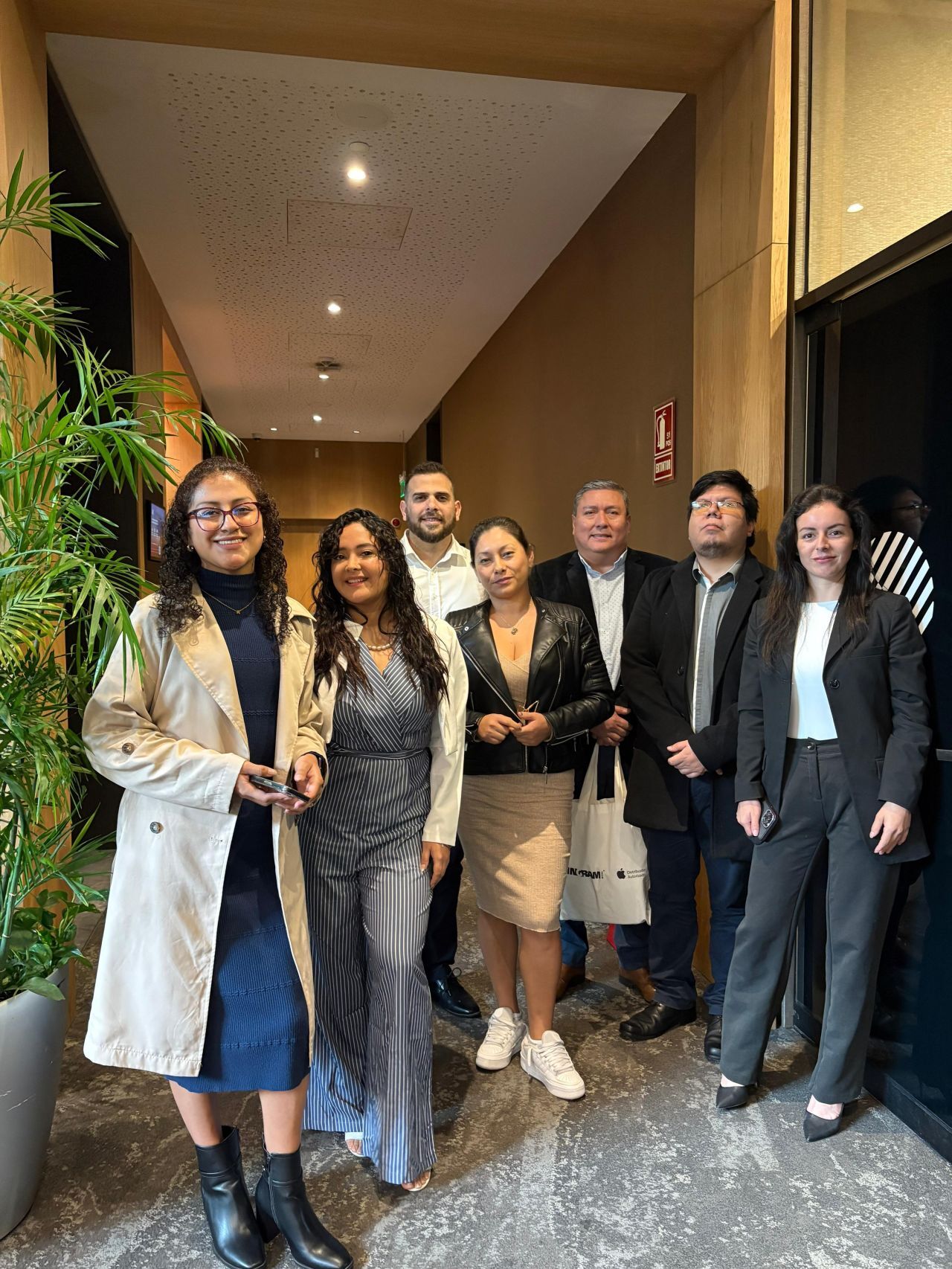 Equipo de J&P Hardware & Software junto al consultor tecnológico José Ramos Sosa durante una reunión corporativa